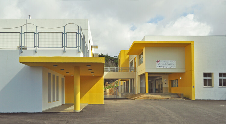 Государственная школа Абей / Альмимария - Экстерьерная фотография, фасад