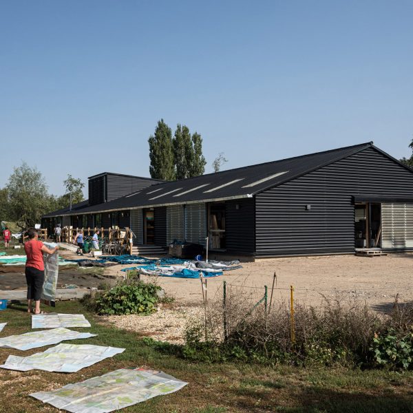 Invisible Studio и Mole Architects создают базу для лесных школьных лагерей