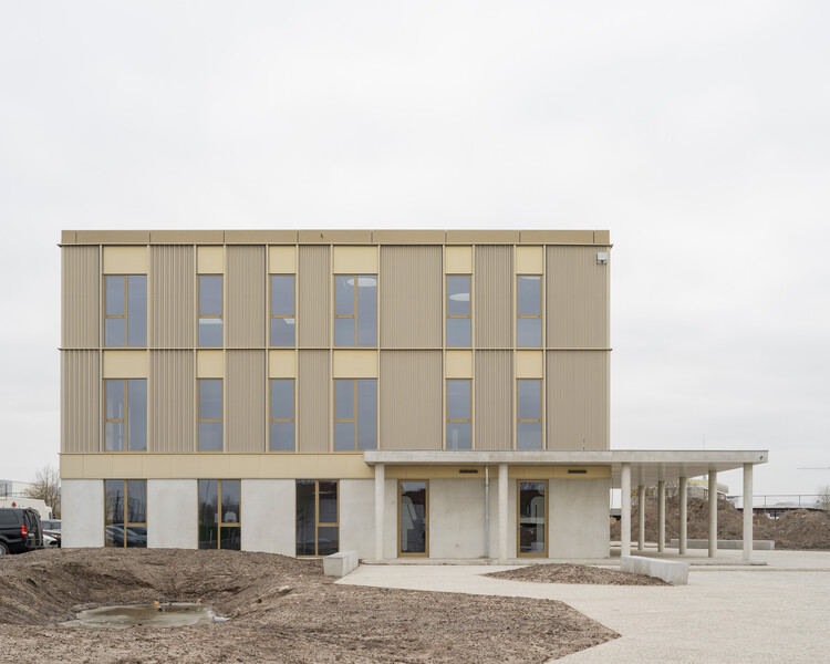 Кампус VTS Sint-Niklaas / STYFHALS Architecten - Фотография экстерьера, окна, фасад