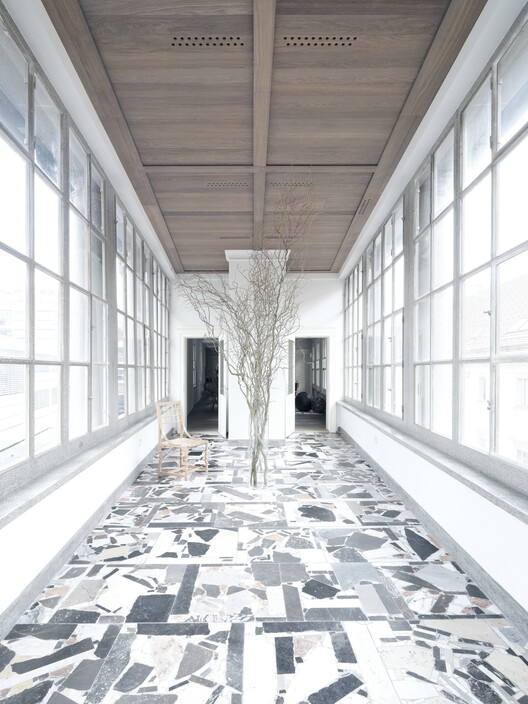 Ring House / OFIS Architects - Фотография интерьера, стекло, окна