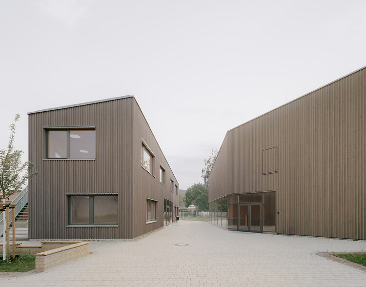 Многоцелевой зал и классное здание школы Карла Шуберта / Kersten Kopp Architekten - Фотография экстерьера, окна, фасад