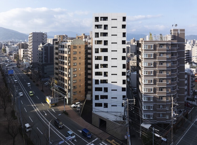 МОНОХРОМ в жилом комплексе Фукуока / SAKO Architects — изображение 1 из 23