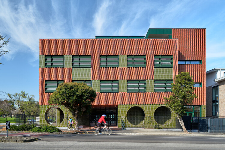 Начальная школа Клифтон-Хилл / Jackson Clements Burrows Architects — фотография экстерьера, окон, фасада