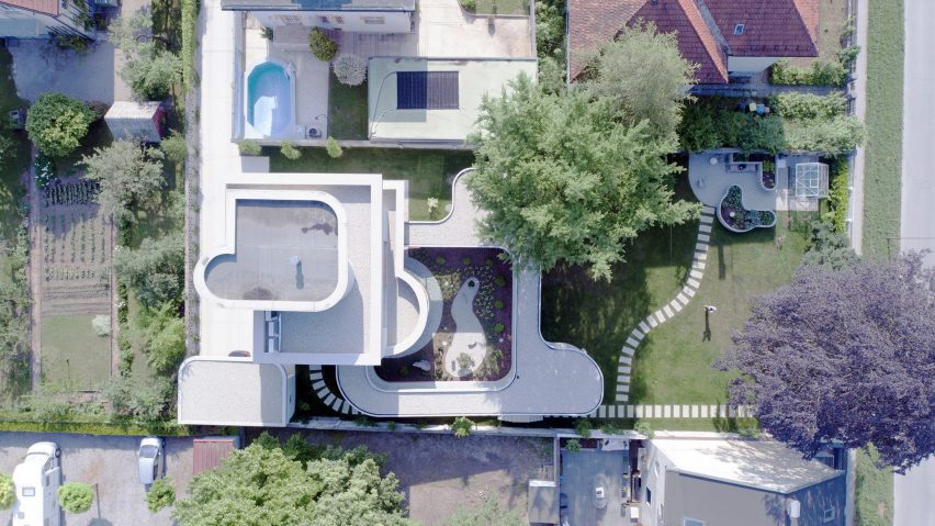 Вид с воздуха на Кольцевой дом от OFIS Arhitekti.