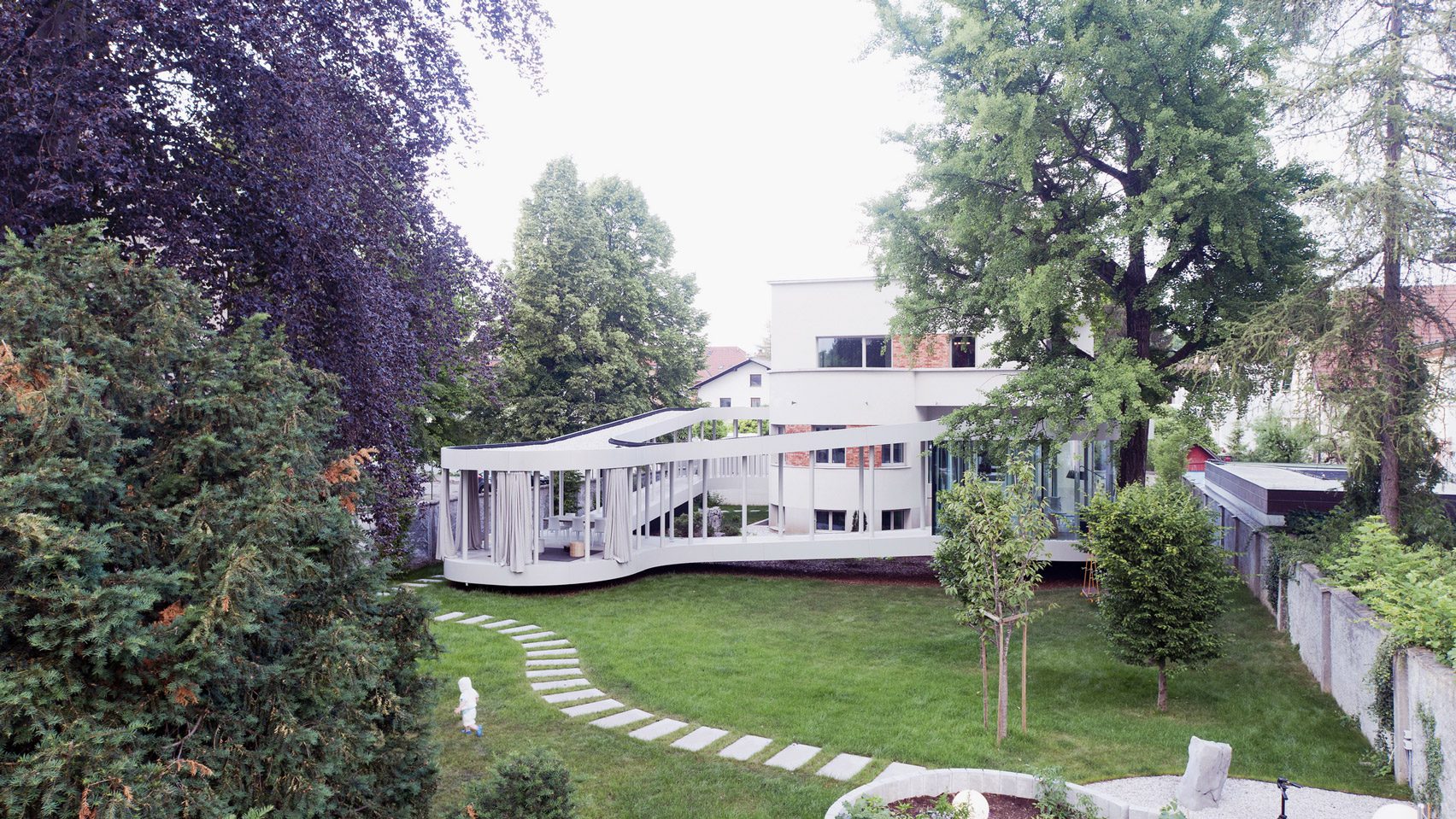 OFIS Arhitekti добавляет расширение цикла в Ring House в Словении