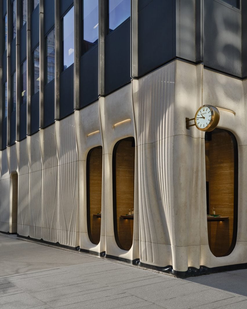 Угол известнякового фасада вокруг бутика Rolex в Торонто