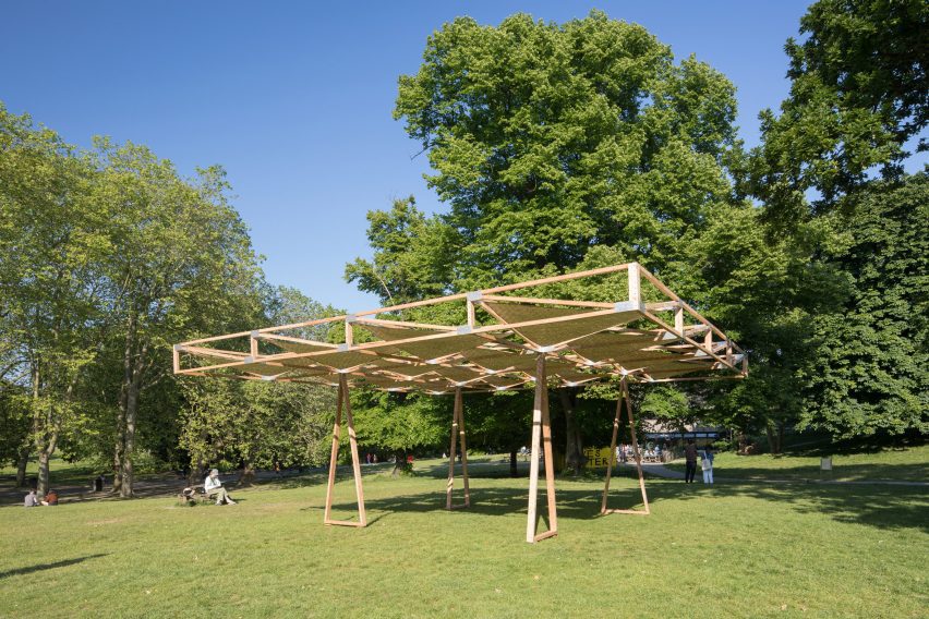 Деревянный павильон Craft Not Carbon в парке Кристал Пэлас