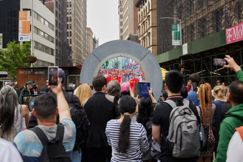 Люди собрались вокруг установки портала в Нью-Йорке