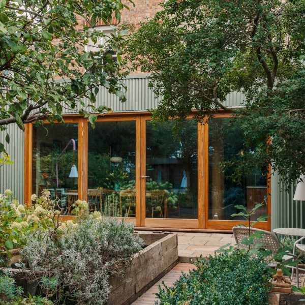 Зеленые панели «камуфляж» Складной дом в Кембридже от Westerdahl