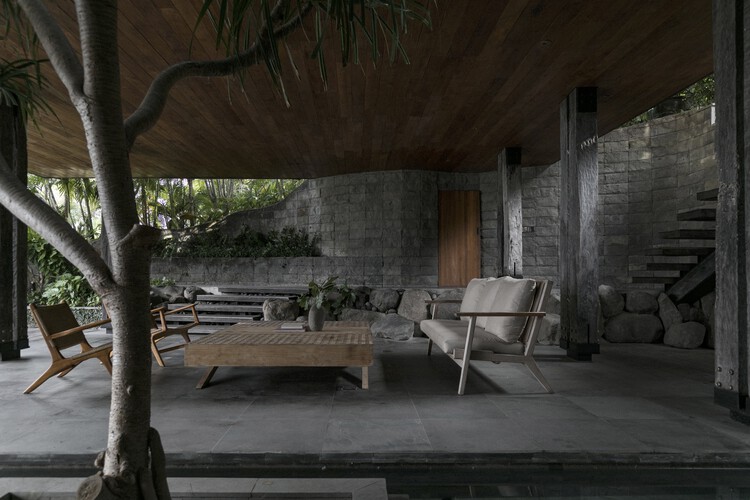 Железный деревянный дом / Earth Lines Architects — фотография интерьера, стол, стул
