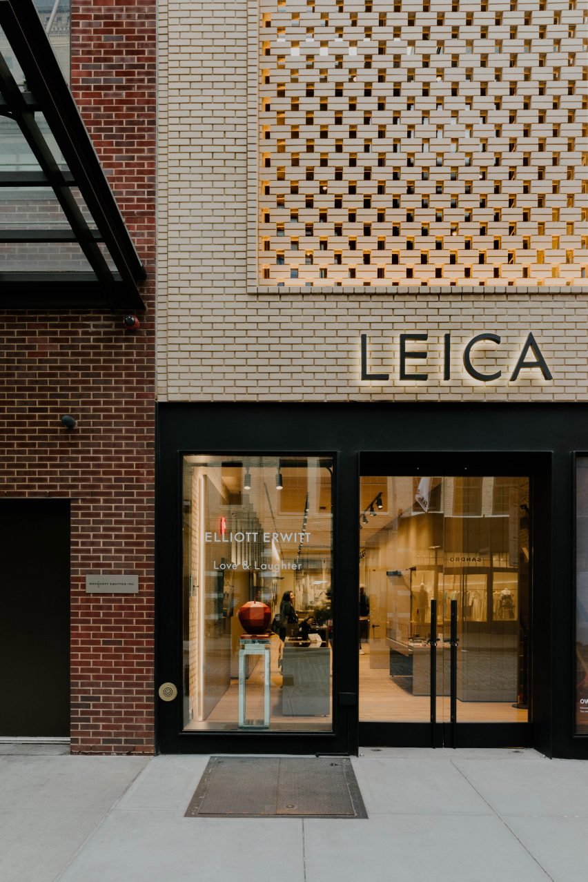 Фасад из стали и стекла для магазина Leica