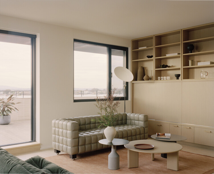 High Street Apartments / Gardiner Architects — фотография интерьера, гостиная, окна, стол, стеллажи