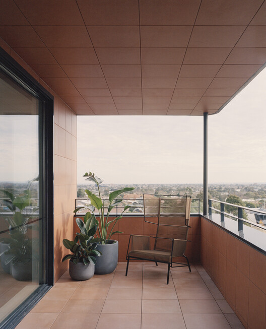 High Street Apartments / Gardiner Architects — Фотография интерьера, дерево, стул, окна, балкон, терраса