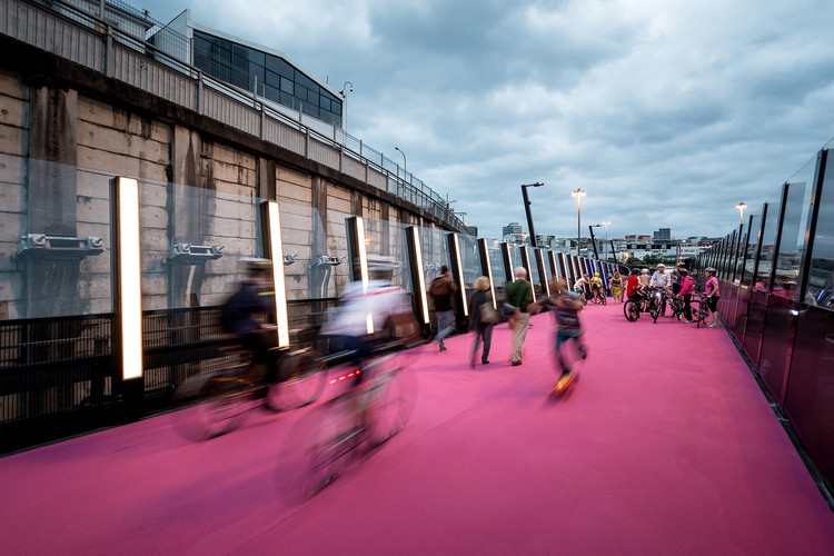 Во Всемирный день велосипеда: 22 вдохновляющих архитектурных велосипедных проекта — изображение 2 из 32