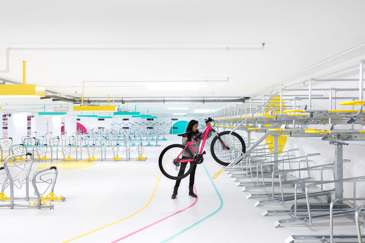 Во Всемирный день велосипеда: 22 вдохновляющих архитектурных велосипедных проекта — изображение 7 из 32
