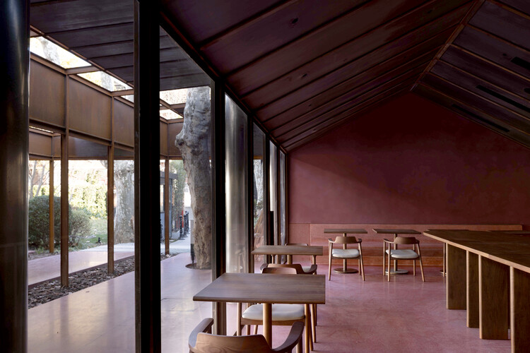 Кофейня в парке Люксун / Дизайнерское бюро SHISO - Фотография интерьера, стол, балка