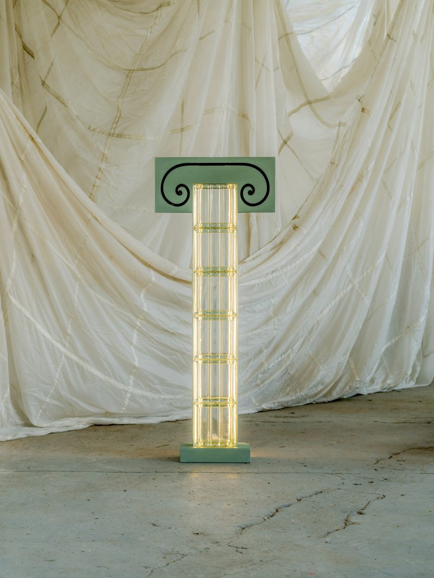 Стеклянная колонна со встроенным освещением