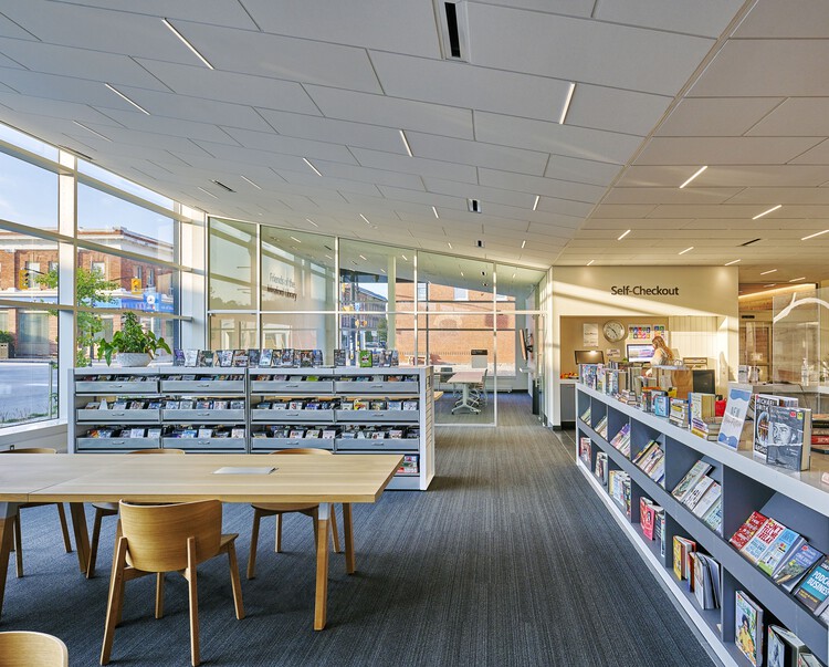 Публичная библиотека Мифорда / LGA Architectural Partners — фотография интерьера, стол, стеллажи