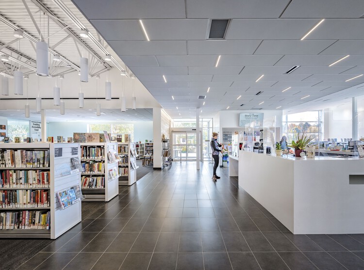 Публичная библиотека Мифорда / LGA Architectural Partners – Фотография интерьера, стеллажи