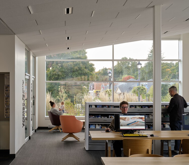 Публичная библиотека Мифорда / LGA Architectural Partners — фотография интерьера, кухня, стол, стеллажи, стул
