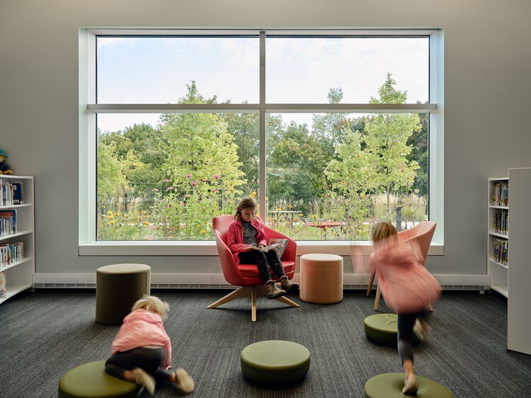 Публичная библиотека Мифорда / LGA Architectural Partners — фотография интерьера, гостиная, стеллажи, окна