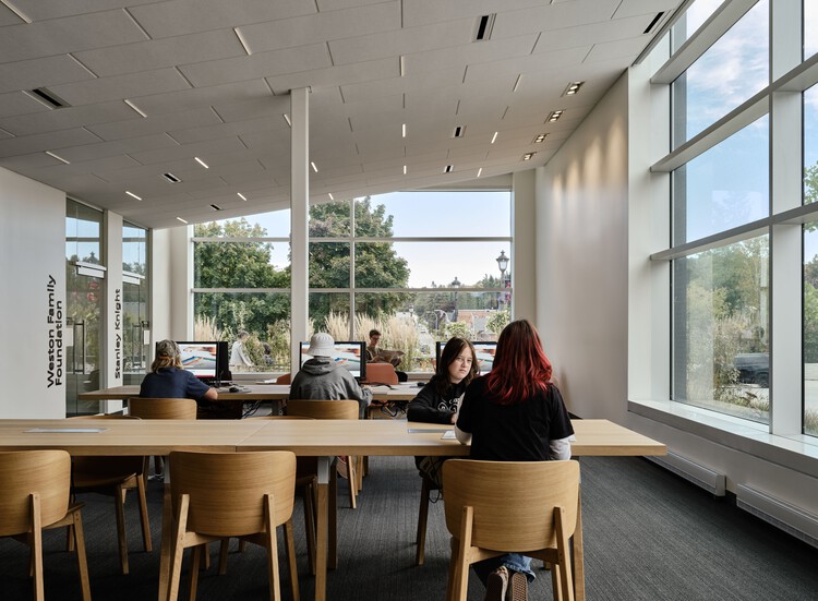Публичная библиотека Мифорда / LGA Architectural Partners — фотография интерьера, кухня, стол, окна, стул