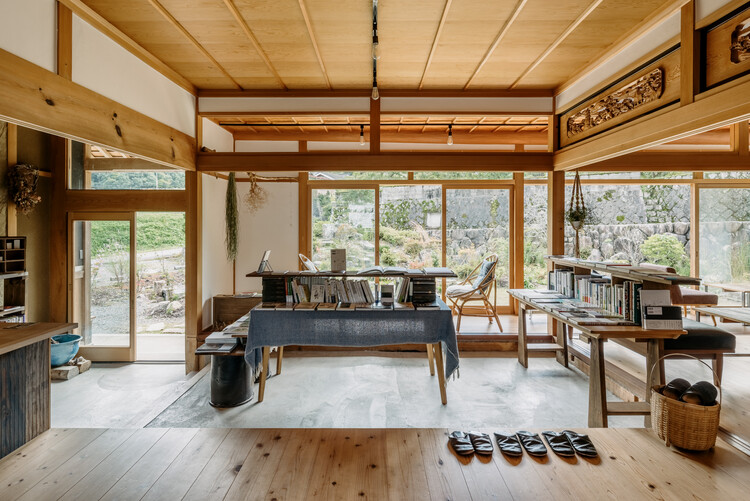 TOGO BOOKS nomadik / Coil Kazuteru Matumura Architects - Фотография интерьера, балка, окна