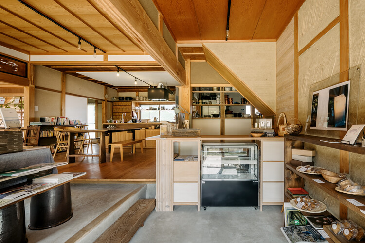 TOGO BOOKS nomadik / Coil Kazuteru Matumura Architects - Фотография интерьера, кухня, столешница, балка
