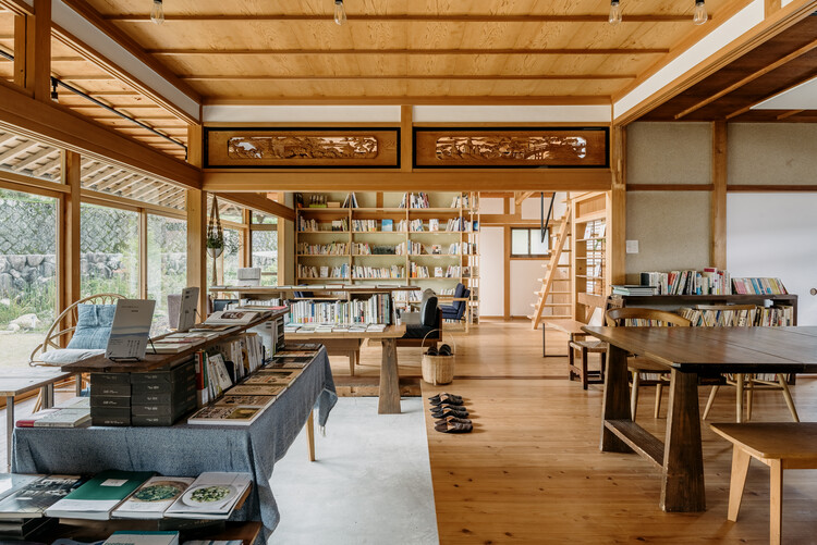 TOGO BOOKS nomadik / Coil Kazuteru Matumura Architects - Фотография интерьера, стол, стеллажи, окна, балка