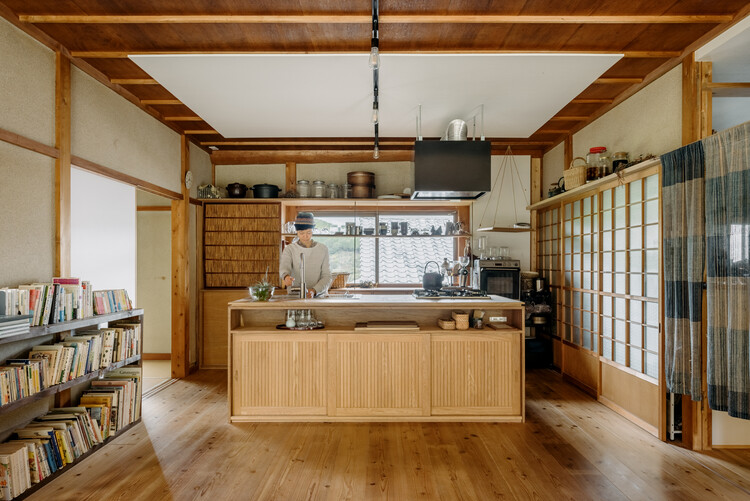 TOGO BOOKS nomadik / Coil Kazuteru Matumura Architects - Фотография интерьера, кухня, столешница, стеллажи, раковина, балка
