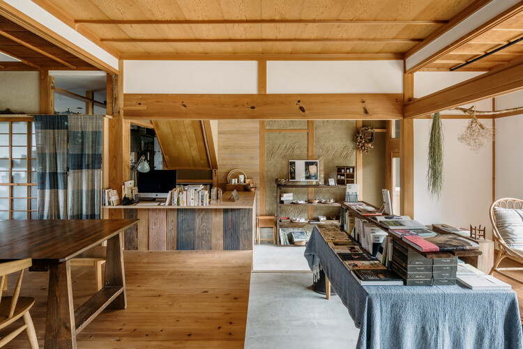 TOGO BOOKS nomadik / Coil Kazuteru Matumura Architects - Фотография интерьера, кухня, стол, стул, балка