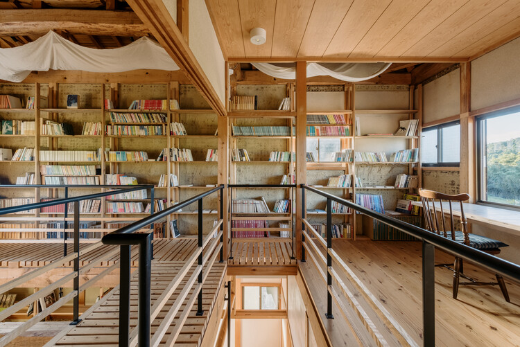 TOGO BOOKS nomadik / Coil Kazuteru Matumura Architects - Фотография интерьера, стеллажи, окна, балка, перила