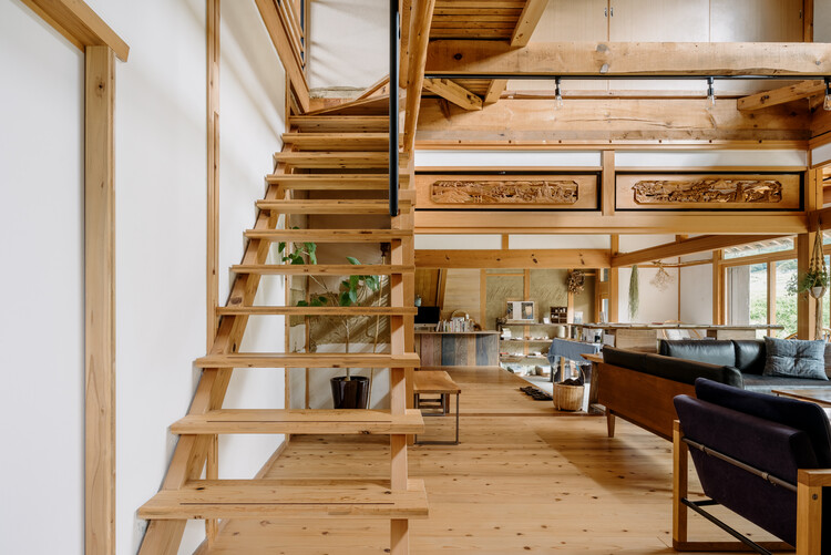 TOGO BOOKS nomadik / Coil Kazuteru Matumura Architects - Фотография интерьера, дерево, стол, лестница, балка