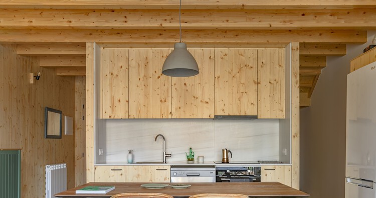 Два дома в Видре / Sau Taller d'Arquitectura — фотография интерьера, кухня, столешница, окна, балка, раковина
