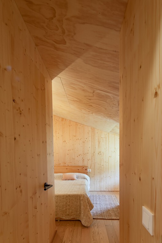 Два дома в Видре / Sau Taller d'Arquitectura — фотография интерьера, спальня, балка