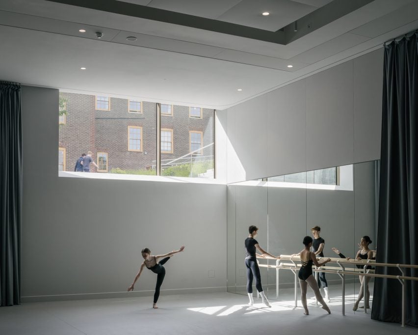 Танцевальная студия в центре исполнительских искусств Брайтон-колледжа от Krft