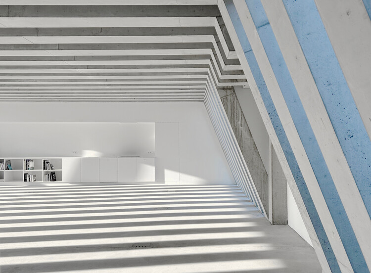 Крыша с 20 бетонными ребрами / Atelier Zafari — изображение 3 из 14