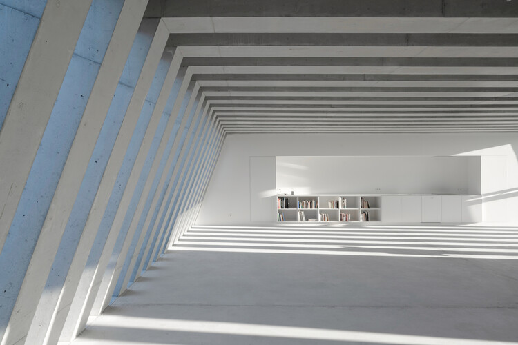 Крыша с 20 бетонными ребрами / Atelier Zafari — изображение 6 из 14