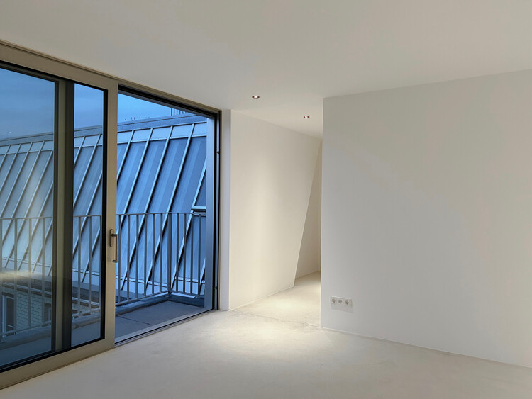 Крыша с 20 бетонными ребрами / Atelier Zafari - Фотография интерьера, окна