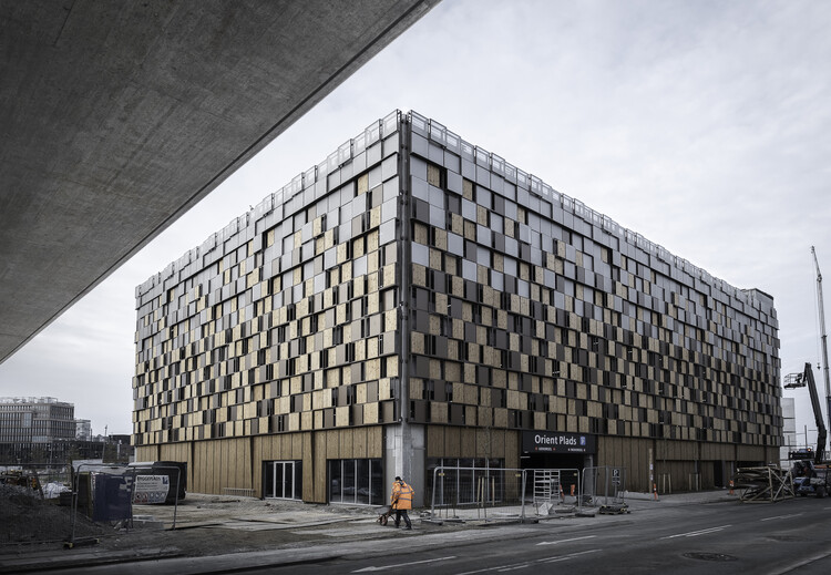 Парковка деревянного дома / Vilhelm Lauritzen Architects - Экстерьерная фотография, фасад
