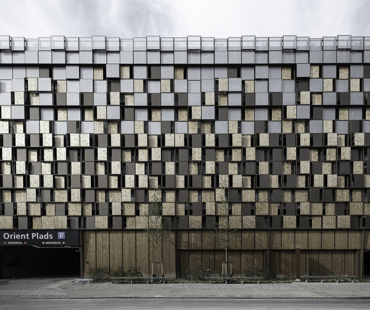 Парковка деревянного дома / Vilhelm Lauritzen Architects - Экстерьерная фотография, кирпич, фасад