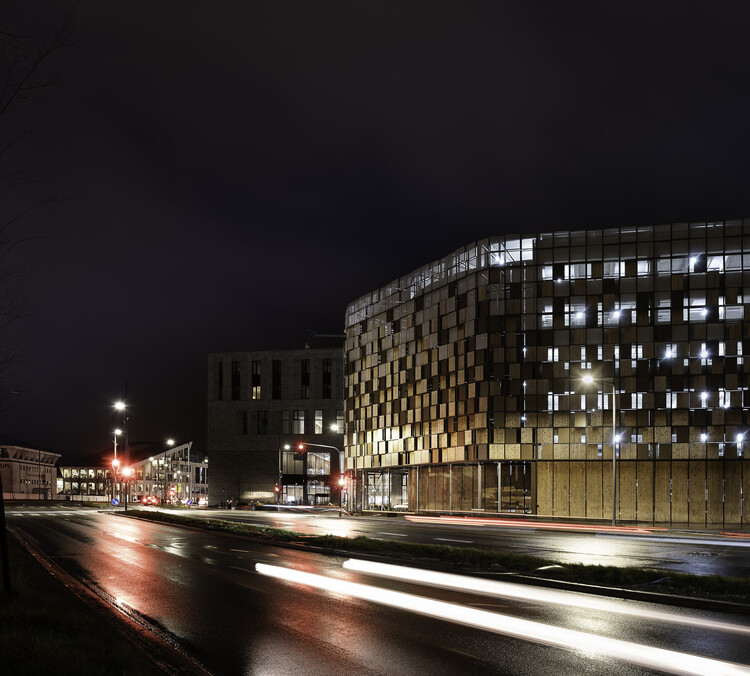 Парковка деревянного дома / Vilhelm Lauritzen Architects - Фотография интерьера, городской пейзаж
