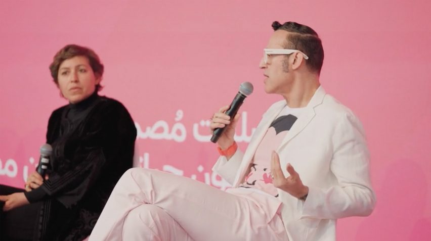 Кадр из видео, на котором Шахира Фахми и Харим Рашид сидят и разговаривают на сцене Design Doha Forum 2024.