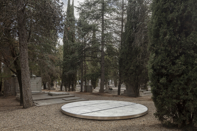 Семейный мавзолей, муниципальное кладбище / Fransmas Architects — Изображение 3 из 8