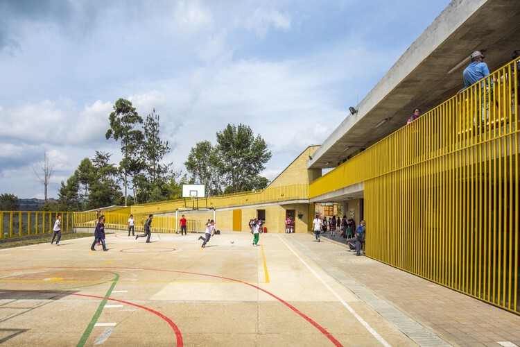 Образовательная архитектура для общества: знакомство с работами Plan:b Architects в Колумбии — изображение 10 из 27