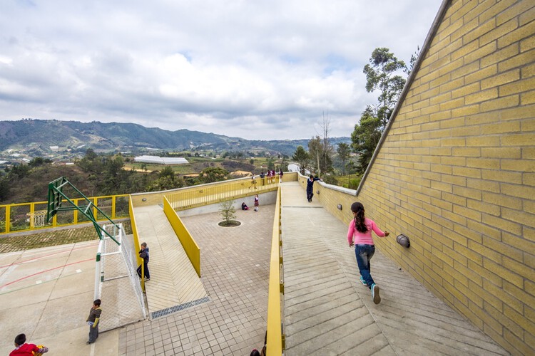 Образовательная архитектура для общества: знакомство с работами Plan:b Architects в Колумбии — изображение 2 из 27