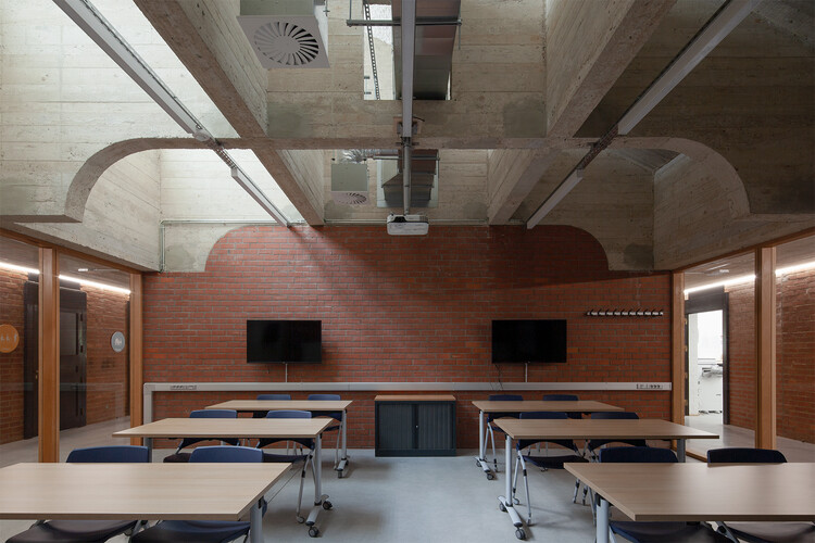 Образовательный центр CPFB / архипелаг - Фотография интерьера, стол, освещение, стул, окна