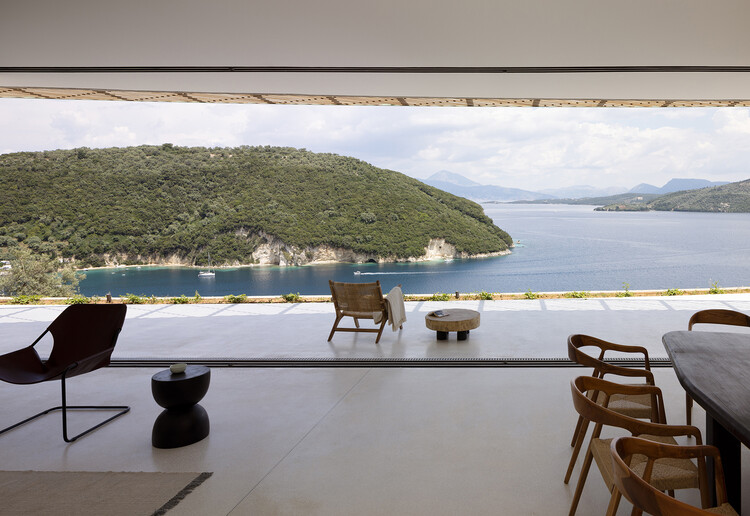 THYTA House / LASSA Architects - Фотография интерьера, окна, стул