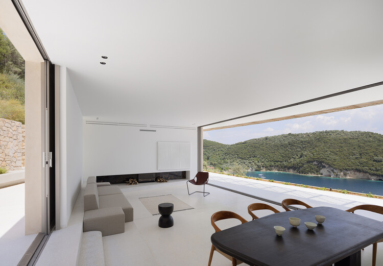 THYTA House / LASSA Architects - Фотография интерьера, гостиная, стол, стул, окна