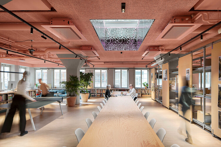 Офис Tengbom's в Стокгольме / Tengbom - Фотография интерьера, столовая, окна, стул